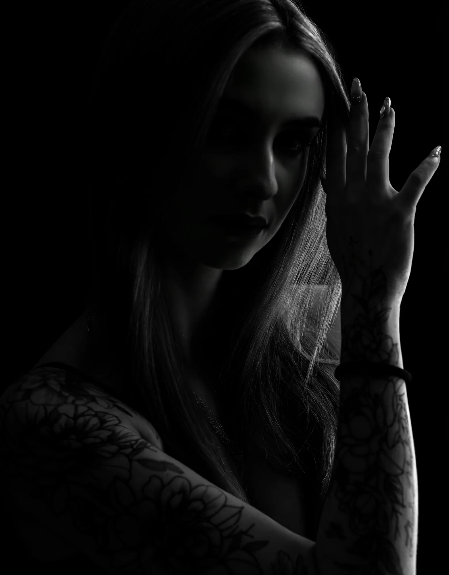 Portret czarno-biały z dłonią przy twarzy - Ciche Studio Białystok