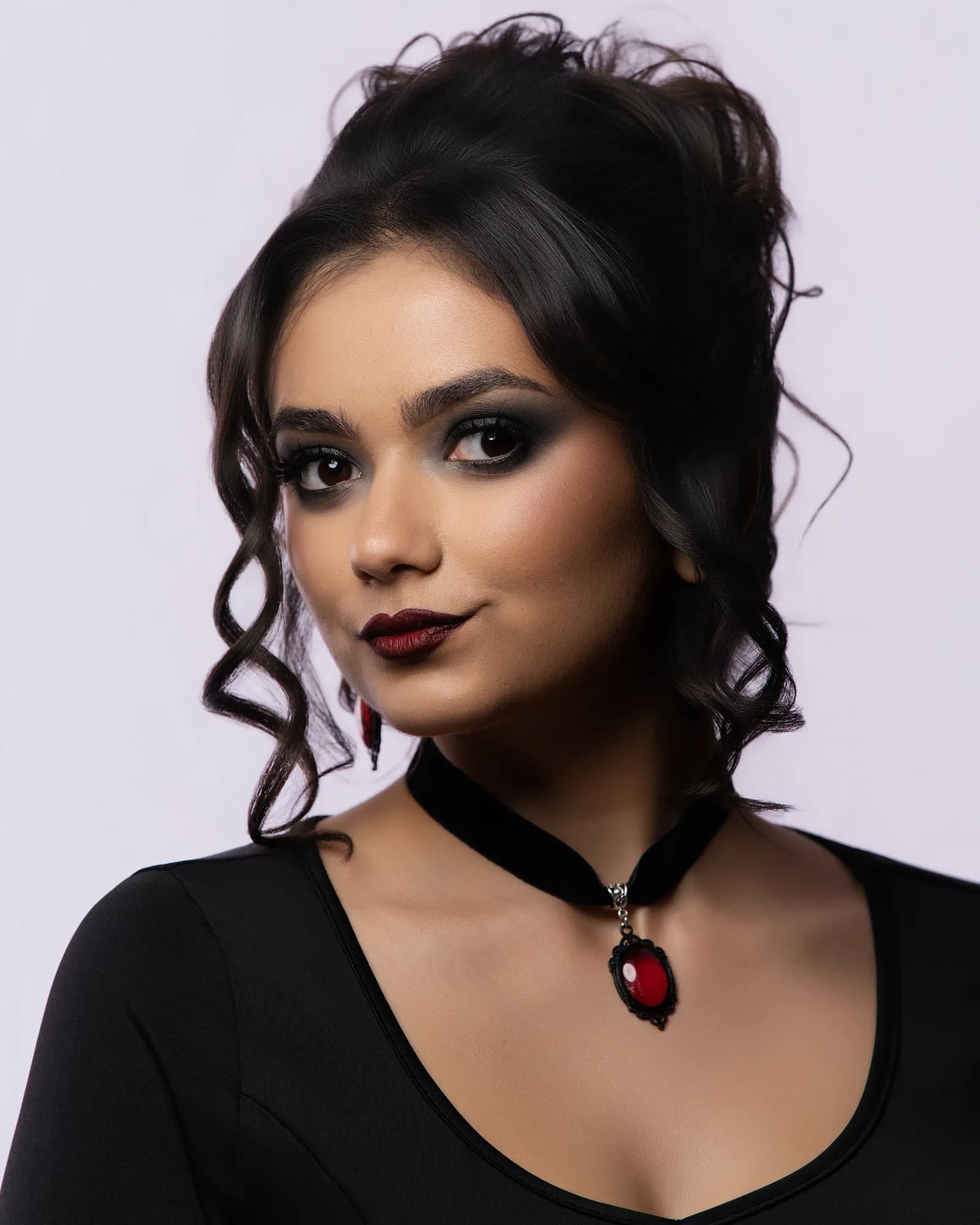 Portret z uśmiechem na jasnym tle - Ciche Studio Białystok